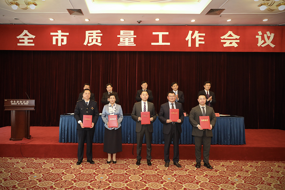 2巅峰国际官网生物集团首创人、董事长单俊伟（右二）上台领奖.jpg